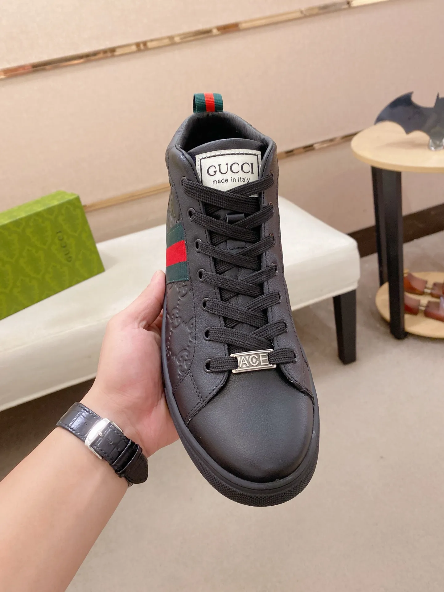 Factory price: 480💰 (GUCCI) The latest model from the official website 🎁🎁Casual and fashionable men's shoes👟, hot style 💥The version is simple and elegant, exclusive for trendy men. Unique official website latest brand elements 👑Gucci original decoration, fashionable and generous, the fabric is original cowhide ✅sheepskin lining, the official website specifies wear-resistant casual outsole, the classic model is taken in kind at the counter🎬38-44 (45 is not returned or exchanged)
